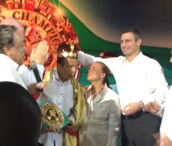 Мохаммед Али получил корону от Виталия Кличко