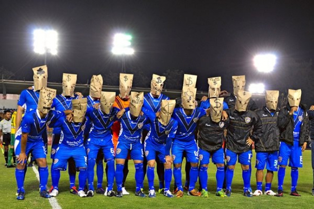 Мексиканские футболисты требовали зарплату с пакетами на голове