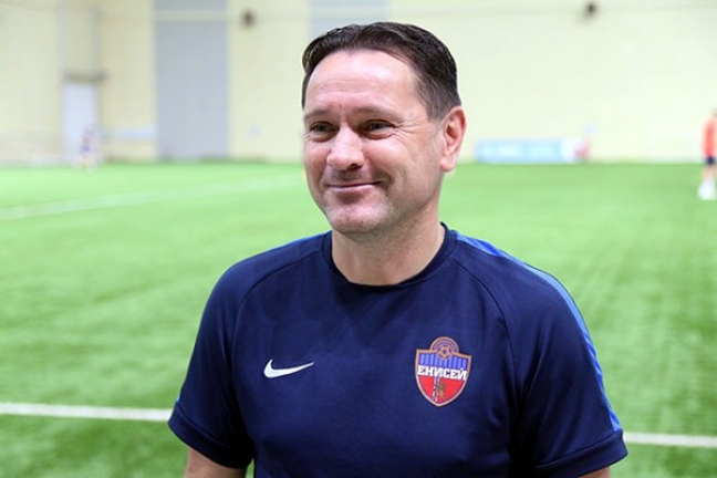 Аленичев стал лучшим тренером сентября в ФНЛ