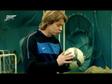 Учимся играть в футбол: жонглирование мячом 