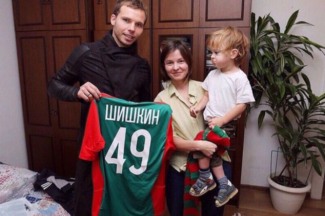 Защитник 'Локомотива' подарил ребёнку с ДЦП спорткомплекс для занятий дома