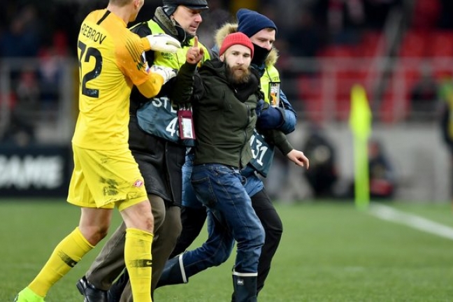 Червиченко раскритиковал фаната, выбежавшего на поле в матче 
