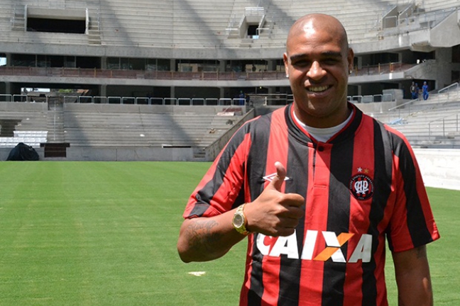 'Толстяк' Адриано возобновил карьеру в бразильском клубе