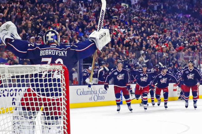 Клуб НХЛ 'Коламбус' продлил контракт с россиянином Бобровским
