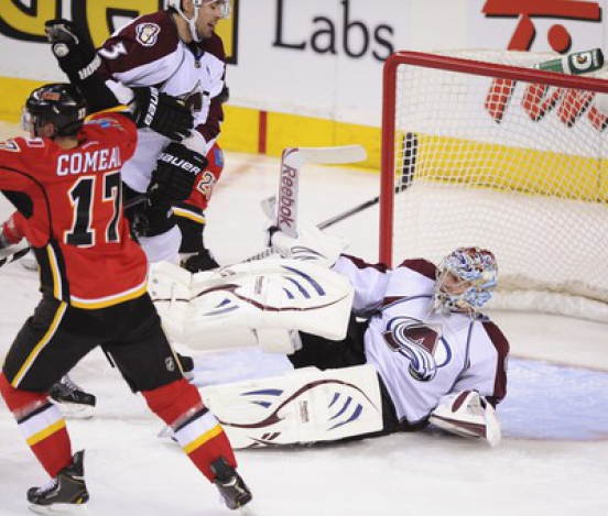 НХЛ: 'Калгари' обыгрывает 'Колорадо' Семена Варламова, 'Бостон' проигрывает по буллитам 