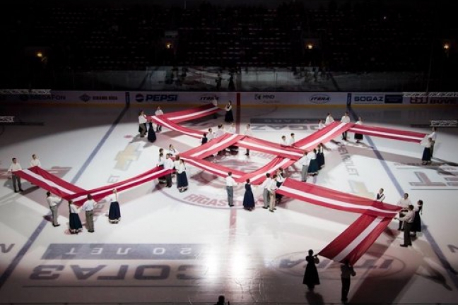 Перед матчем КХЛ на льду развернули орнамент, похожий на свастику