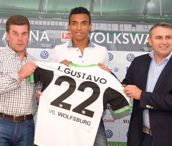 Густаво официально перешел в 'Вольфсбург'