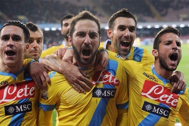 'Наполи' разгромил 'волков' и вышел в финал Кубка Италии