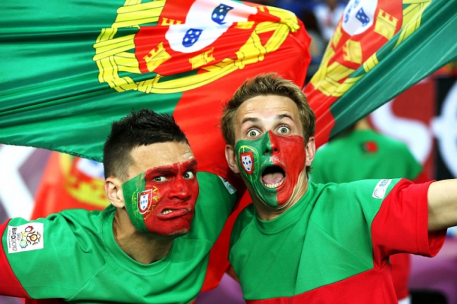 Португальский футболист 'психанул'  и побил соперника