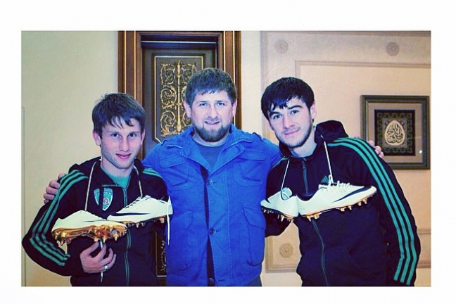 Кадыров подарил двум игрокам 'Терека' 'золотые бутсы' 