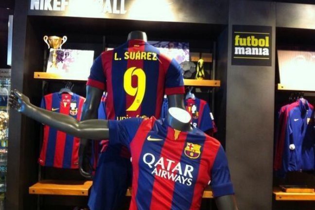 В продаже появились футболки 'Барселоны' с фамилией Суареса