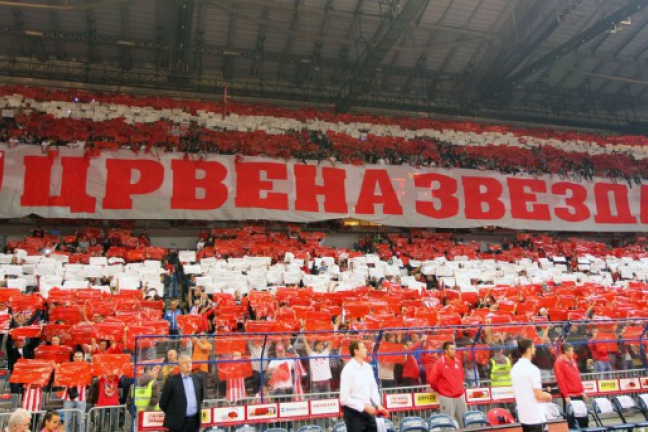 Болельщики 'Црвены Звезды' устроили грандиозное шоу перед матчем Евролиги