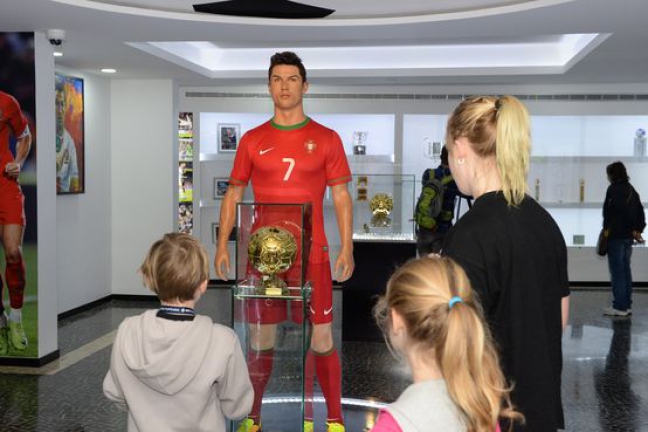 Роналду привез 'Золотой мяч' в свой музей