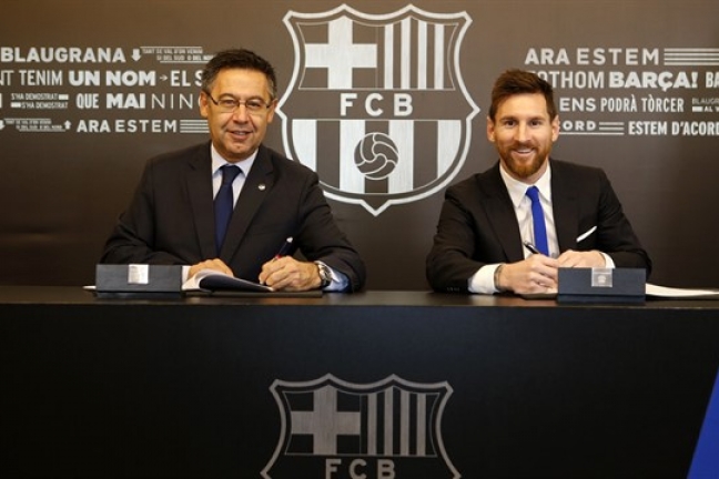 Лионель Месси официально продлил контракт с 'Барселоной'
