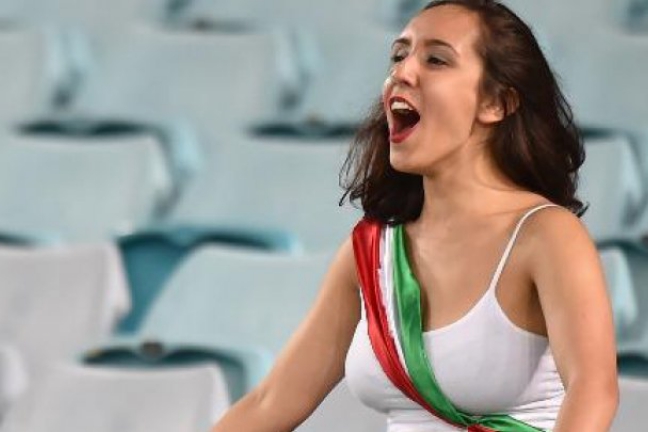 Игрокам иранской сборной запретили фотографироваться с фанатками