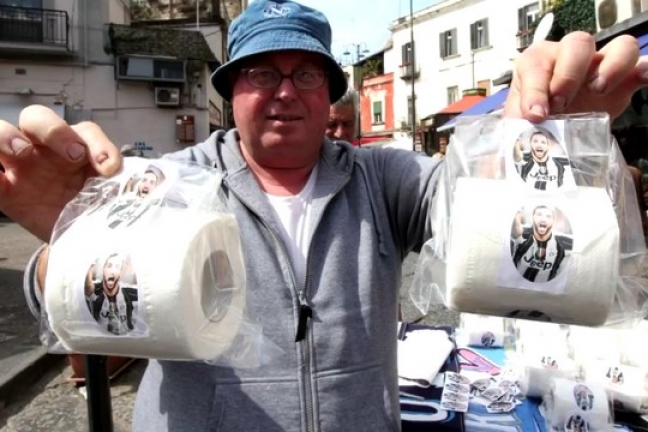 В Неаполе продают туалетную бумагу с Гонсало Игуаином