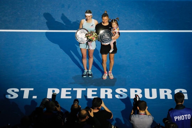 Звонарёва получала трофей St. Petersburg Ladies' Trophy вместе с дочкой