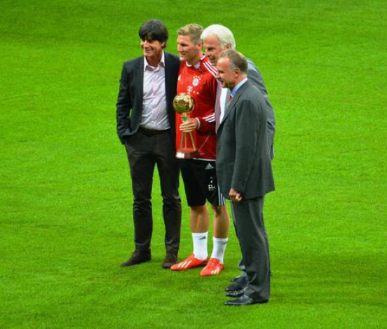 Швайни вручили приз 'Футболист года в Германии'