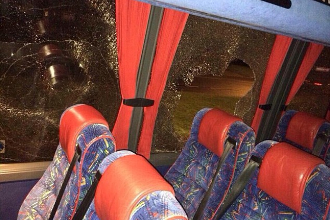 Автобус болельщиков 'Халла' атаковали камнями в Ливерпуле