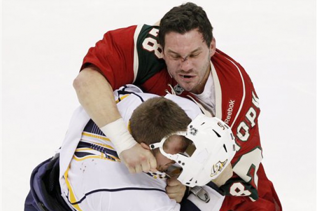 Игрок клуба НХЛ сломал нос в 14-й раз