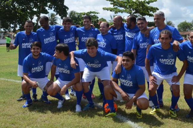 Халк принял участие в открытии футбольного поля в городе Байе