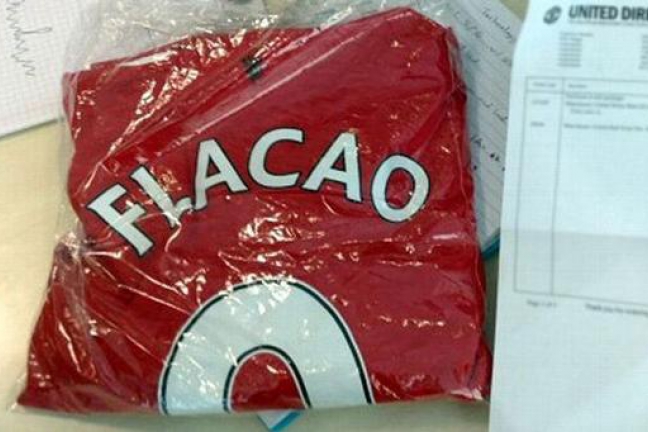Фану 'МЮ' продали футболку Фалько, на которой была неправильно написана фамилия игрока