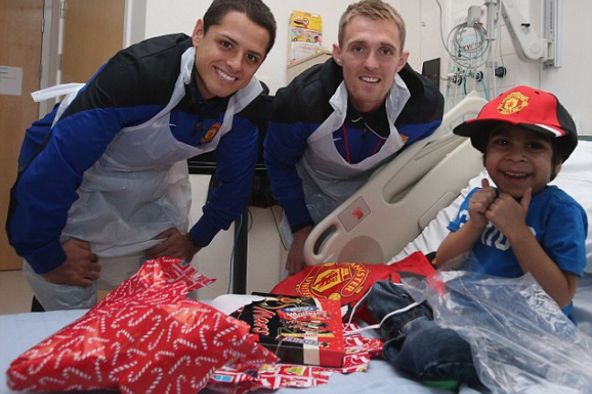 Накануне Рождества футболисты 'МЮ' посетили детскую клинику