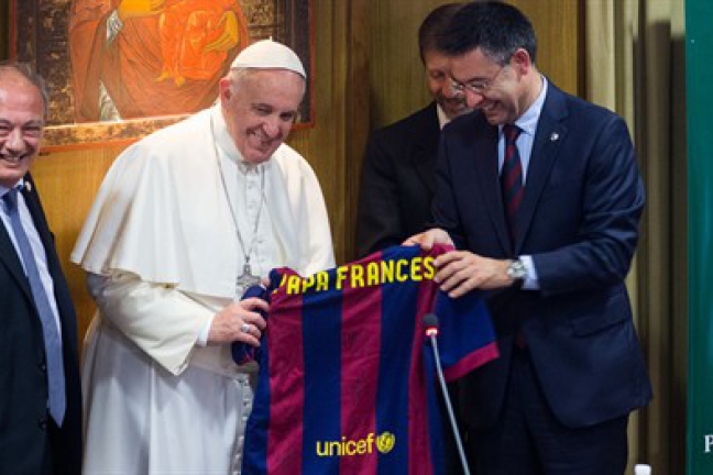 Папа римский получил в подарок именную футболку 'Барселоны'