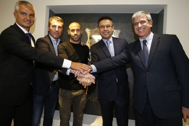Официально: 'Барселона' продлила контракт с Маскерано