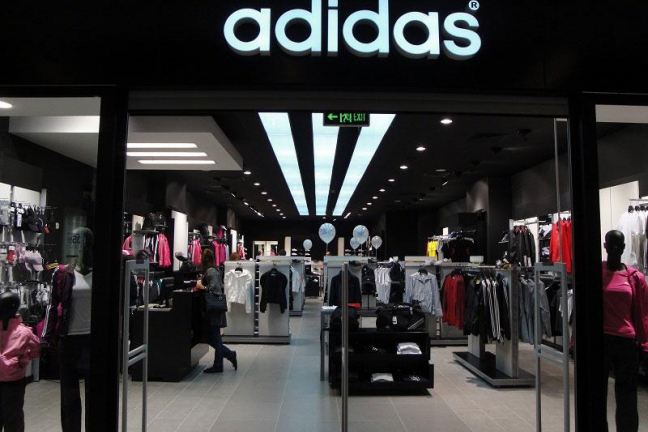 Adidas собирается уменьшить количество своих магазинов в России
