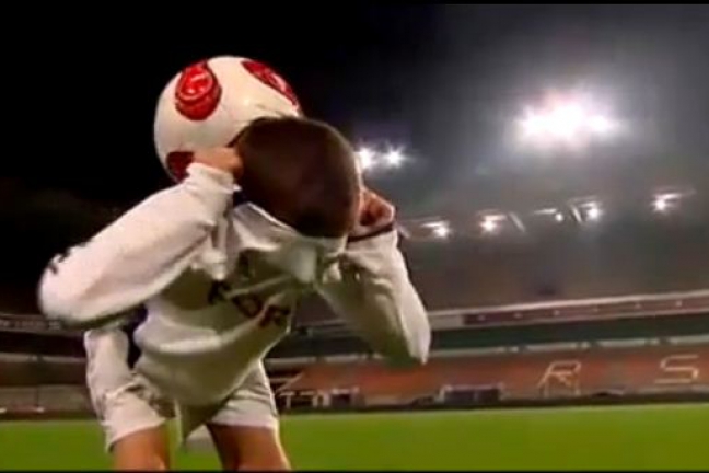 Британские журналисты нашли видео футбольных трюков юного Янузая