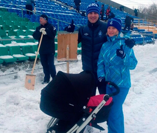 Болельщики 'Крыльев' помогли убрать снег со стадиона