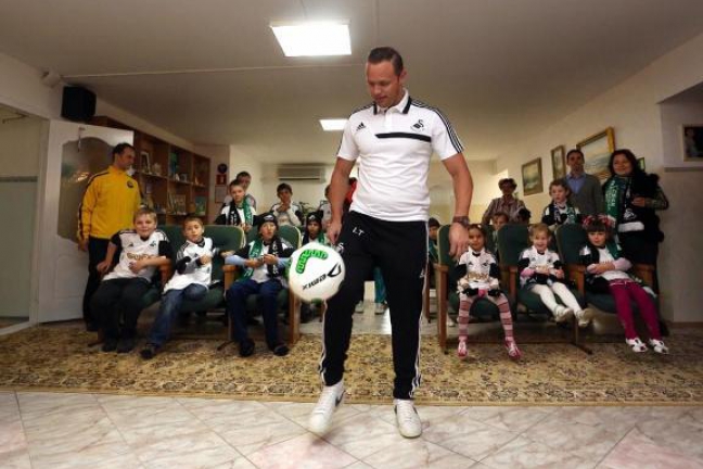 Футболисты клуба АПЛ посетили детдом в Краснодаре