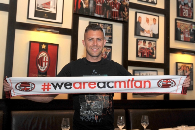 'Милан' объявил о подписании Менеза