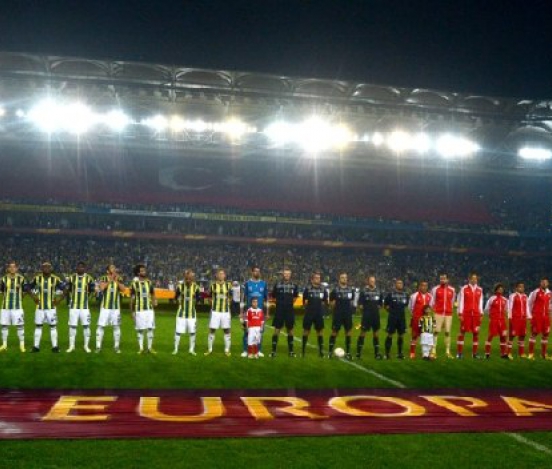 'Фенербахче'  минимально обыграл 'Бенфику' в первом полуфинале Лиги Европы